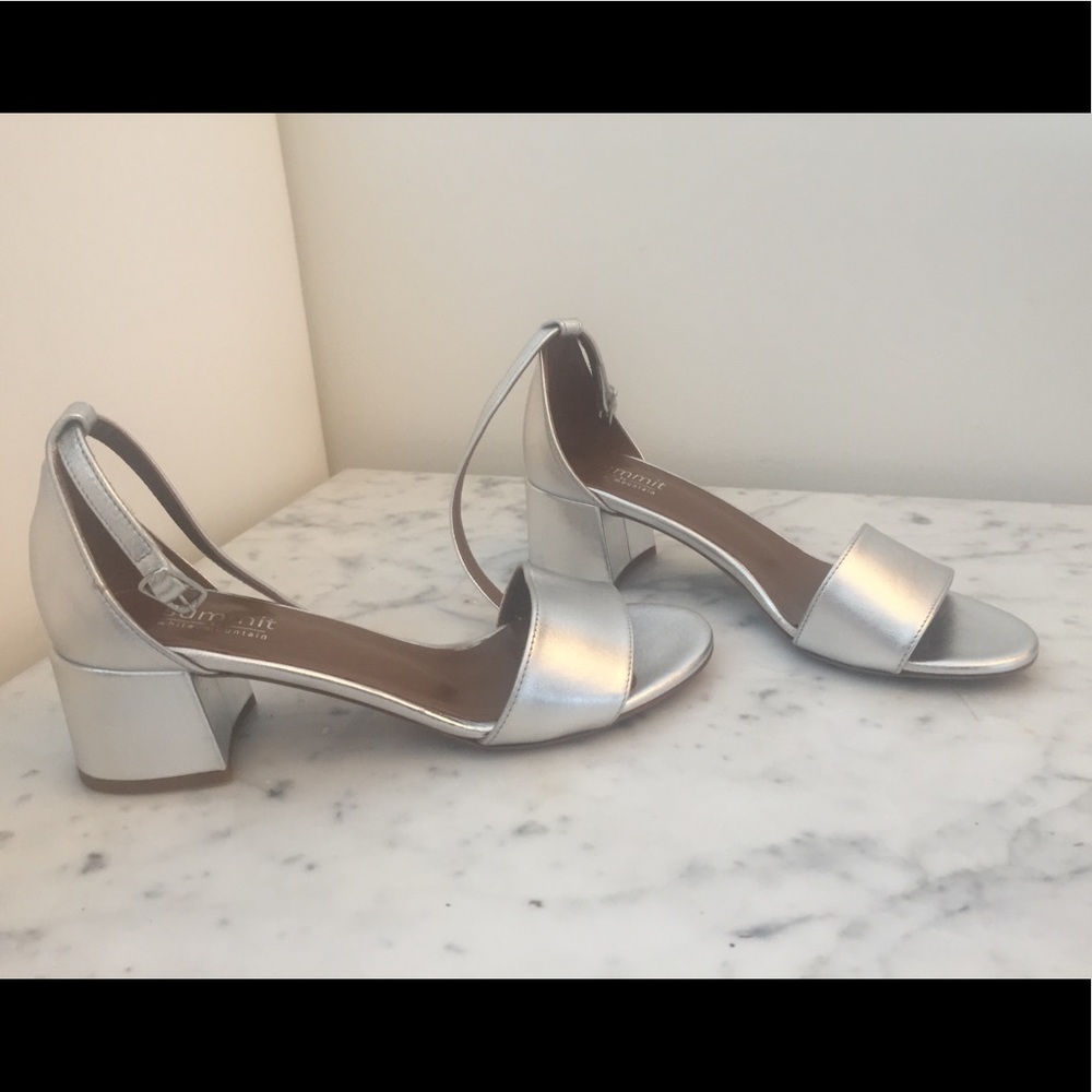 Leather silver sandal.